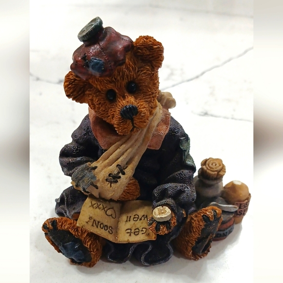 Boyds Bears and Friends, Bailey's poor , it has a little broken piece as shown. - Picture 1 of 4